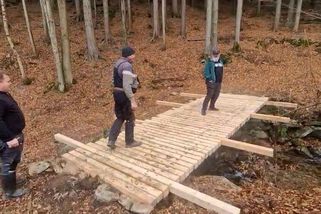 Lávka přes Huťský potok v Krkonoších nevydržela tíhu jezdce na koni - Novinky